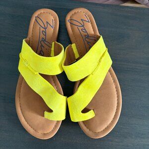 New (NIB) Zodiac Yuma sandals yellow (size 38, U.S. 7.5-8)